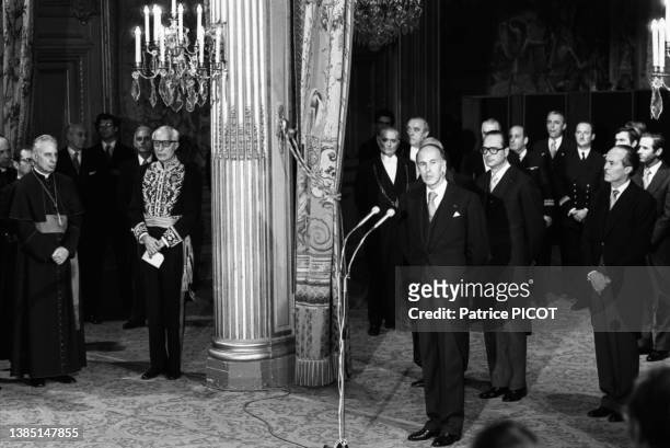 Valéry Giscard d'Estaing prononce un discours lors de la présentation des voeux du corps diplomatique en présence de Jacques Chirac au Palais de...