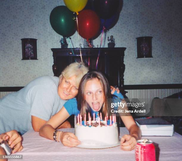 vintage birthday cake, 2000s y2k teenager sticking out tongue, party celebration mother and daughter - 90s teens stock-fotos und bilder