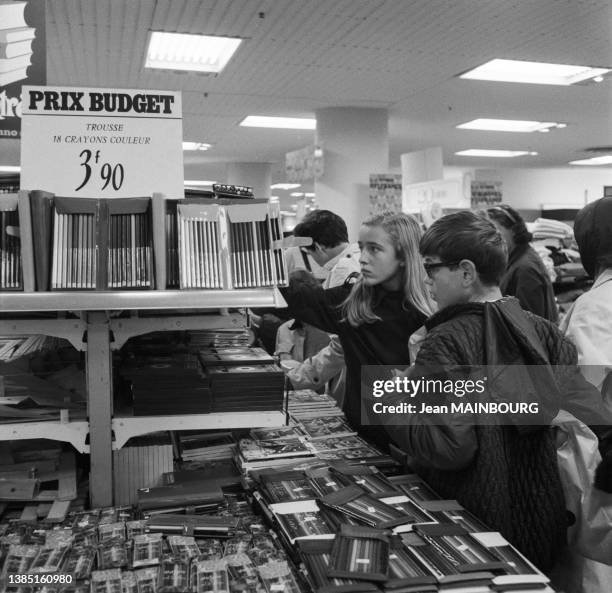 Le rayon de fournitures scolaires d'un supermarché 'Suma', dans les années 1960.