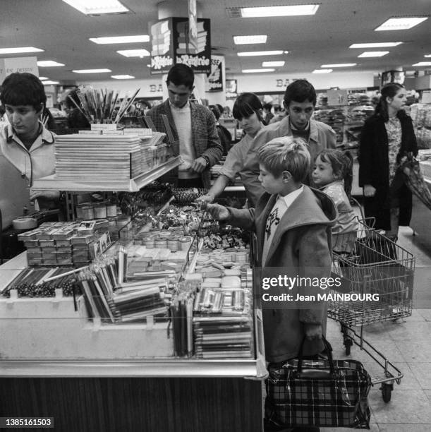 Le rayon de fournitures scolaires d'un supermarché 'Suma', dans les années 1960.