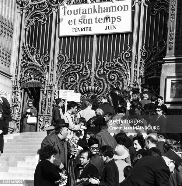 File d'attente devant le musée du Petit Palais pour l'exposition 'Toutankhamon et son temps' à Paris, en 1967.