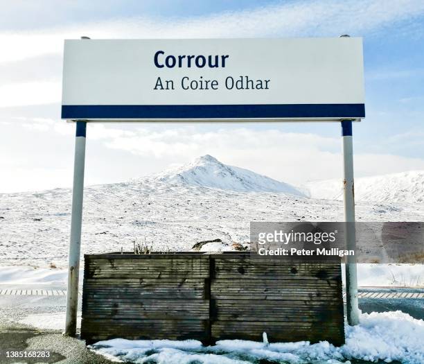 corrour rail station sign and snow capped mountain view, scotland, u.k. - summit station stock pictures, royalty-free photos & images