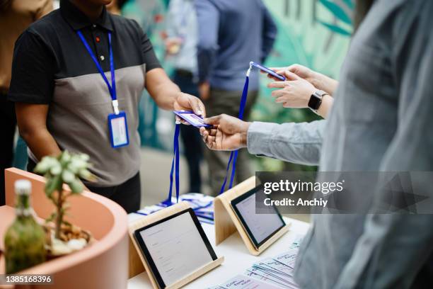 personen, die sich für die konferenzveranstaltung anmelden - conference stock-fotos und bilder