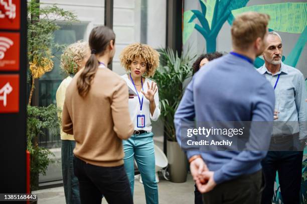 multiethnic business people talk during a coffee break - op de koffie stockfoto's en -beelden