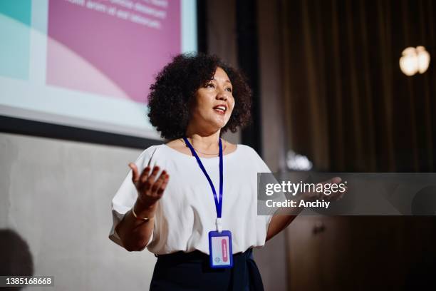 close up of a visionary female speaker talks on diversity in the workplace topic - 大型會議 個照片及圖片檔