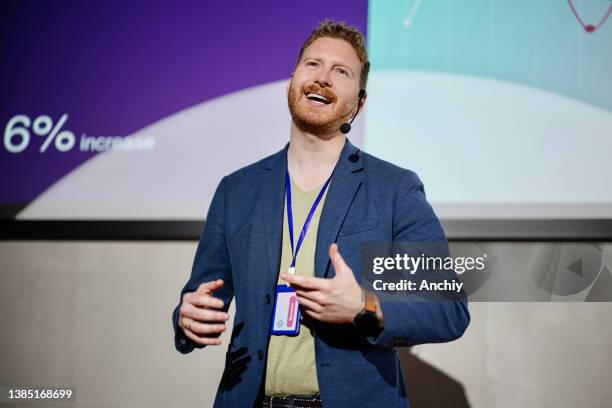 presentation speaker at business conference - public speaking stock pictures, royalty-free photos & images