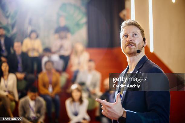 public speaker giving talk at conference event. - redenaar stockfoto's en -beelden