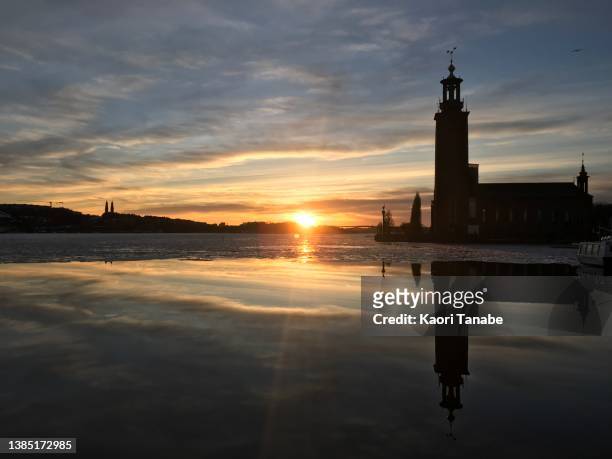 stockholm, city hall, reflection - ストックホルム stock-fotos und bilder
