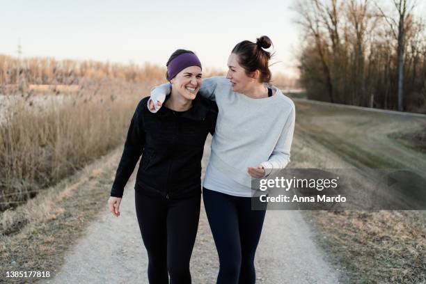 two friends finishing their training in nature. - spring training - fotografias e filmes do acervo