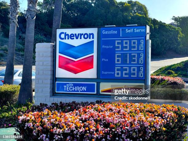 los precios de la gasolina alcanzan máximos históricos en la estación de bombeo - chevron gasoline station fotografías e imágenes de stock