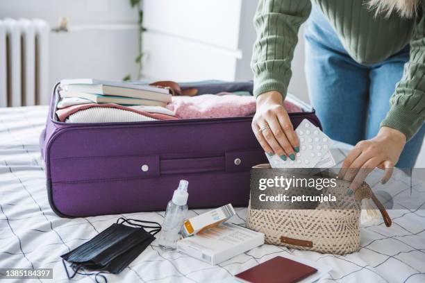 emballage pour les vacances - armoire de toilette photos et images de collection