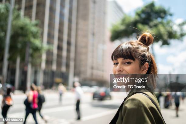 verticale d'une jeune femme dans la rue - femme frange photos et images de collection