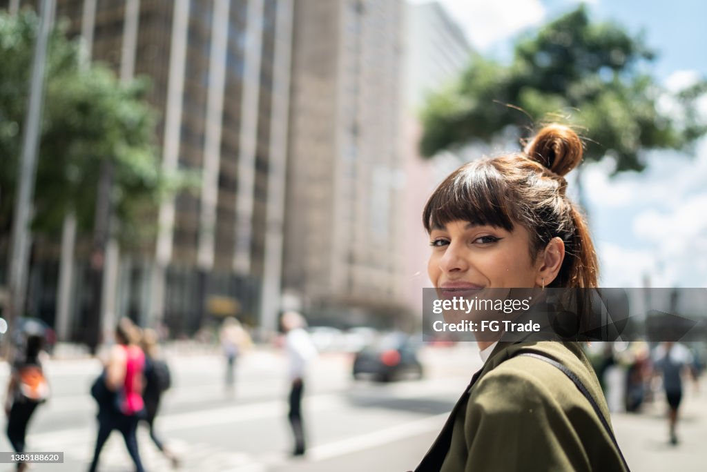 Retrato de uma mulher nova na rua