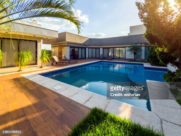 modern house with swimming pool - new patio stock pictures, royalty-free photos & images