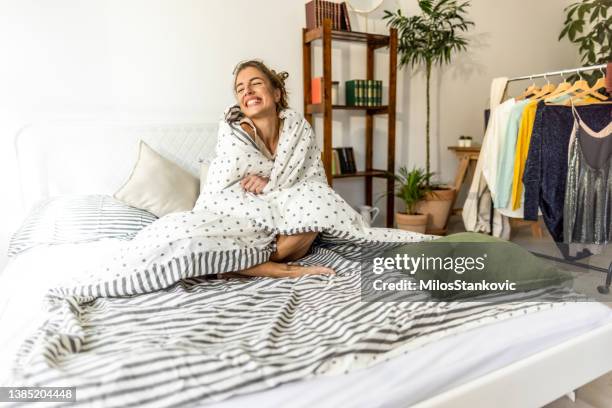 beautiful cozy mornings - dekbed stockfoto's en -beelden