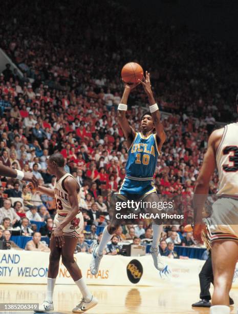 Derek Smith Rods 24 Derek Smith Basketball Player Stock Photos, High-Res Pictures, and ...