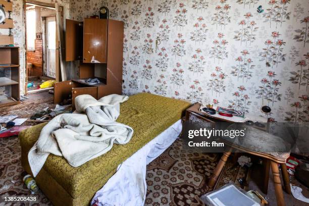 messy bedroom in an abandoned building - schlechter zustand stock-fotos und bilder