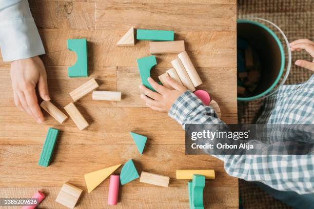 familia jugando con bloques de construcción - kids mess carpet fotografías e imágenes de stock