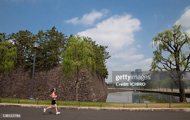 tokyo marathon - imperial palace tokyo stock-fotos und bilder