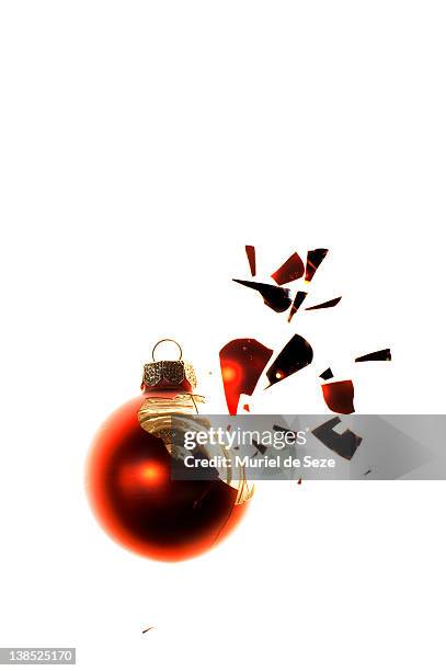broken bauble - broken christmas bauble stock pictures, royalty-free photos & images