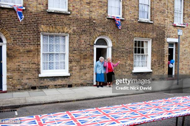 royal wedding street party - realeza británica fotografías e imágenes de stock