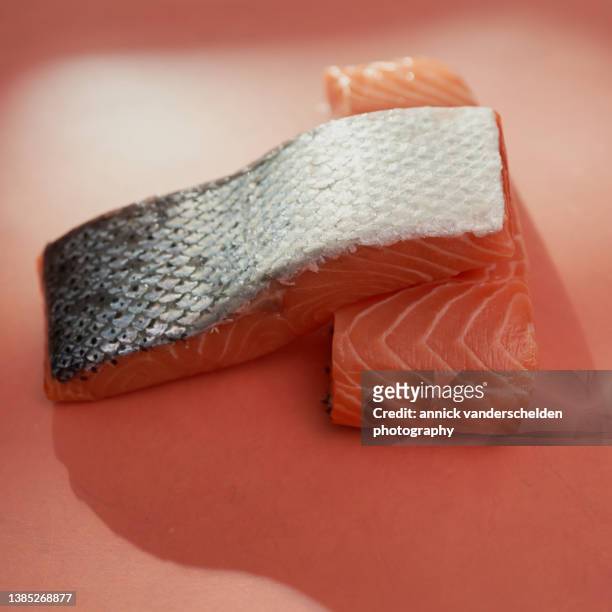 salmon filet - salmon steak stockfoto's en -beelden