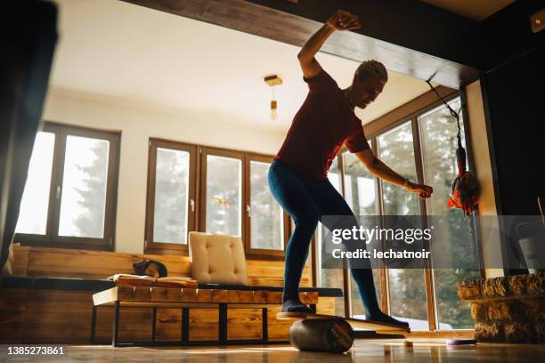 prática no quadro de equilíbrio - tábua de equilíbrio - fotografias e filmes do acervo