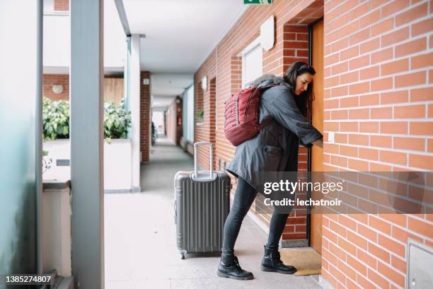 mujer entrando en el apartamento de alquiler - entrando fotografías e imágenes de stock