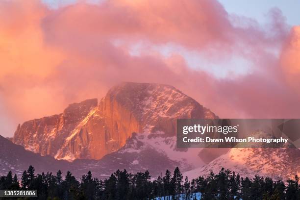 longs_peak_sunrise_rmnp_2022_1 - americana rosa imagens e fotografias de stock