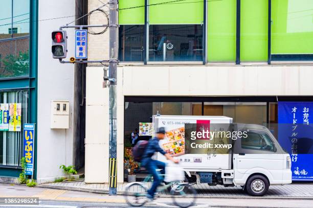 at the intersection of kyoto roads, an uncle riding a bicycle happened to pass by - road signal 個照片及圖片檔