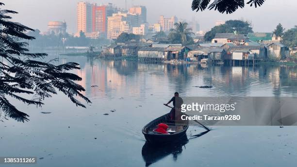 ferry sur le lac à dhaka - bangladesh photos et images de collection