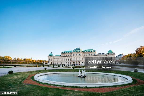 beautiful view of famous schloss belvedere - belvedere palace vienna imagens e fotografias de stock