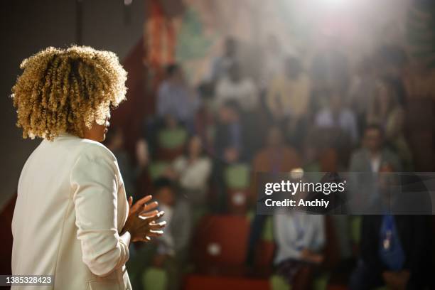 rear view of the conference speaker giving talk at conference event. - rede social stockfoto's en -beelden