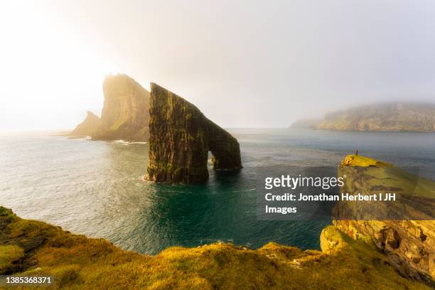 drangarnir - faroe islands - faroe islands stockfoto's en -beelden