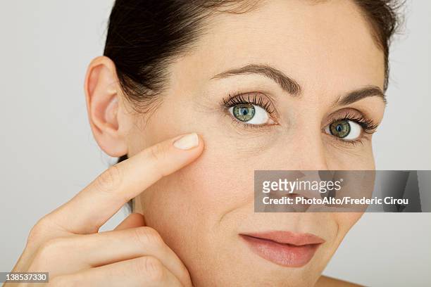 woman touching face, portrait - wrinkled imagens e fotografias de stock