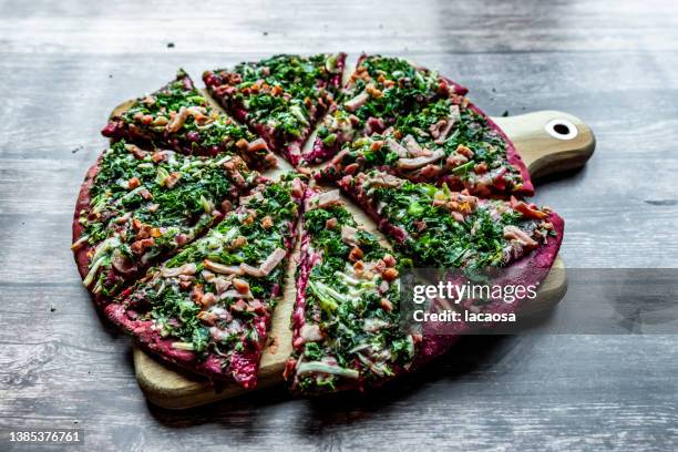 beetroot pizza with kale and bacon - régime faible en glucides photos et images de collection