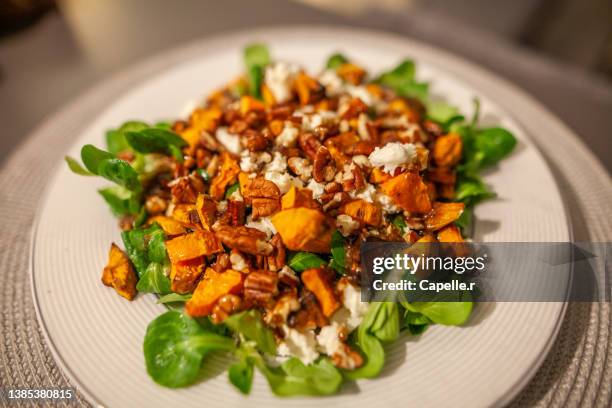 cuisine - salade patate douce noix fromage - patate douce stock pictures, royalty-free photos & images