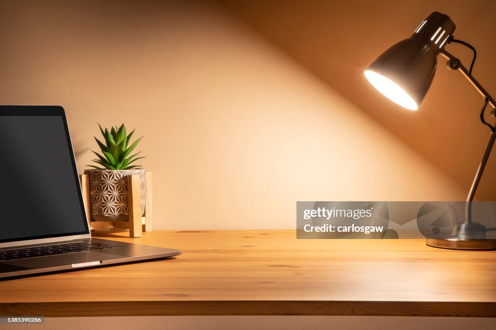 Heimtisch in der Nacht mit Kopierraum