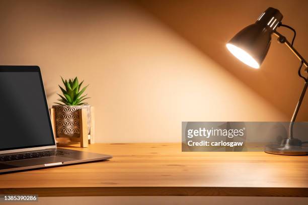 escritorio en casa por la noche con espacio para copiar - pupitre fotografías e imágenes de stock