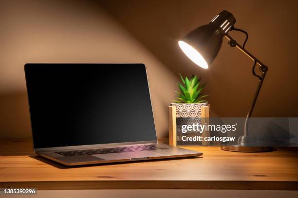 scrivania domestica con spazio di copia sullo schermo del laptop - lampada anglepoise foto e immagini stock