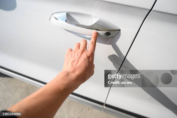 car button to open the door - auto tür offen stock-fotos und bilder