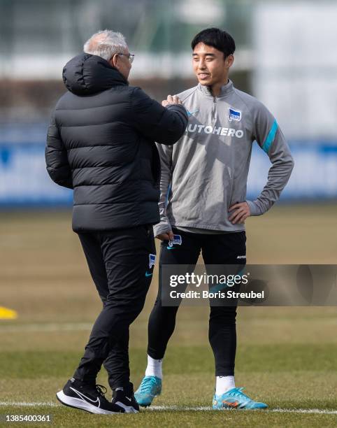 Felix Magath, the new head coach of Hertha BSC talks with Dongjun Lee of Hertha BSC during a training session of Hertha BSC on March 15, 2022 in...