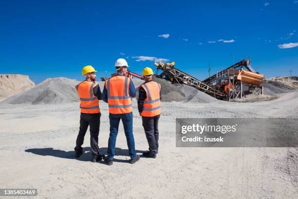 vista trasera de los trabajadores de la mina a cielo abierto - mina de superficie fotografías e imágenes de stock
