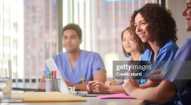medical staff meeting - confidence course stockfoto's en -beelden