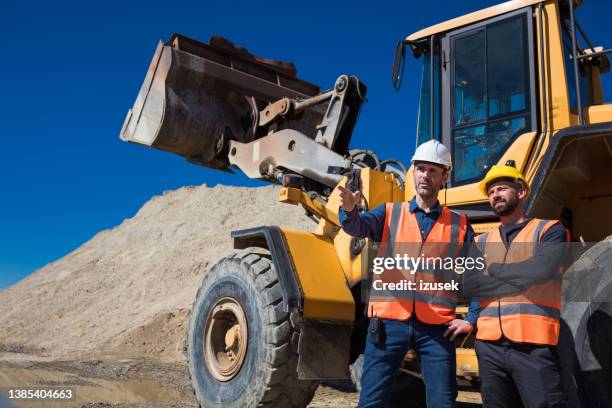 trabajadores de minas a cielo abierto - vehículo de construcción fotografías e imágenes de stock