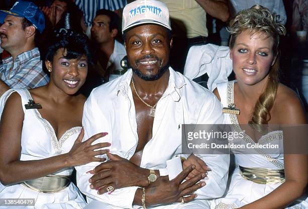 Actor Roger E. Mosley or TC from TV's 'Magnum P.I.' poses for a portrait with two lovely casino employees at the Thomas Hearns versus James Shuler...