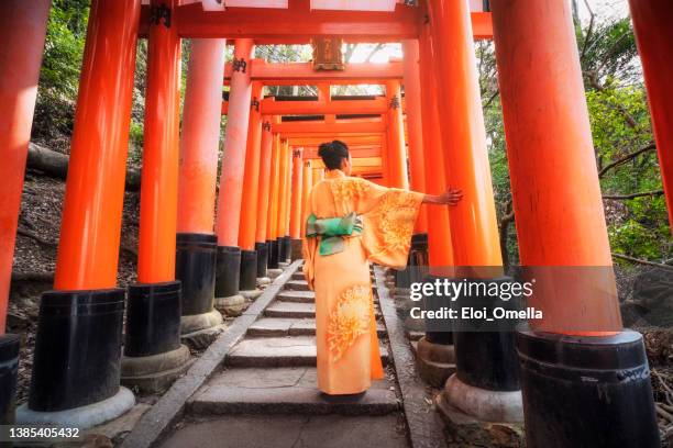 santuario de fushimi inari taisha en kioto - japon fotografías e imágenes de stock