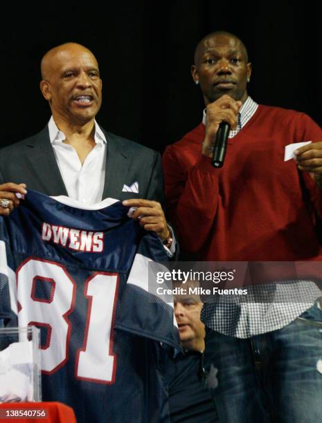 Former Dallas Cowboy Drew Pearson, left, introduces Terrell Owens as an Allen Wranger in the Indoor Football League at the Allen Event Center on...