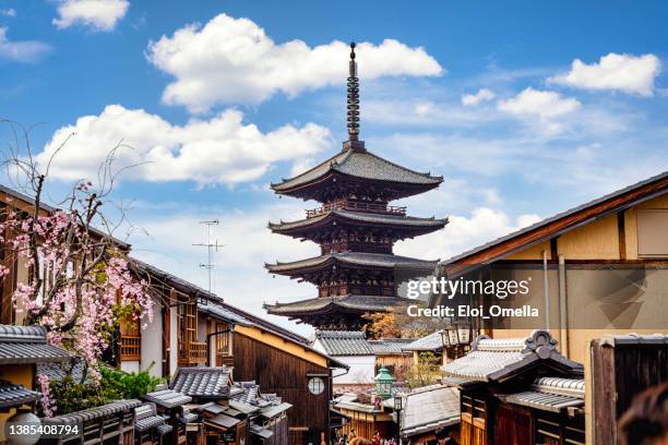 yasaka pagoda in gion, kyoto, japan - kyoto imagens e fotografias de stock