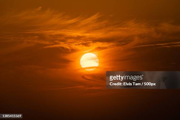 low angle view of sun shining in sky during sunset,hong kong - sol fotografías e imágenes de stock